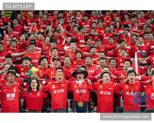 韩国队赛后整齐谢场获中国球迷掌声互动展现中韩球迷友好氛围
